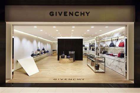 Shops with GIVENCHY in Barcelona title.